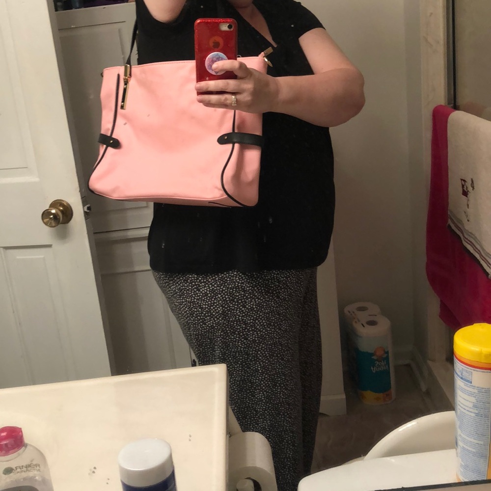 Adorable pink shoulder bag - gently used! - Picture 5 of 7
